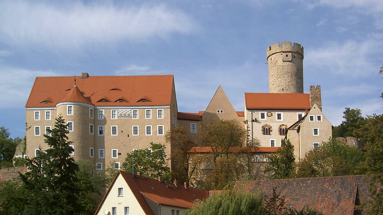 Burg Gnandstein vom Parkplatz aus fotografiert - Bildquelle: Tamas Szalai/wikipedia
